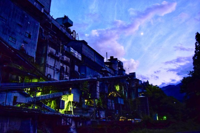 工場 エモい廃墟 超巨大要塞 奥多摩工業 氷川工場 の夕景を歩く イオ子の不思議なb級スポット Tripio Studio Iota Label 日本 世界の不思議をあるこう