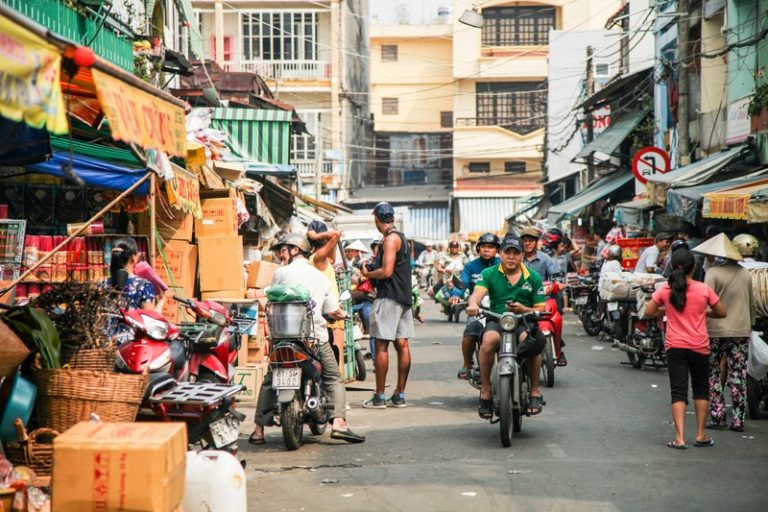 ホーチミン そこでも僕は 知らず知らずのうちにアジアの色彩に惹きつけられて レンタルバイクでベトナムを回った Tripio Studio Iota Label 日本 世界の不思議をあるこう